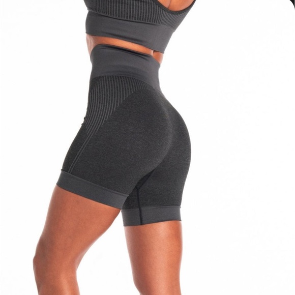 NWT. Pursue Fitness ADAPT seamless shorts.  Size MEDIUM.  Color:  Blk Charcoal. - Picture 11 of 11